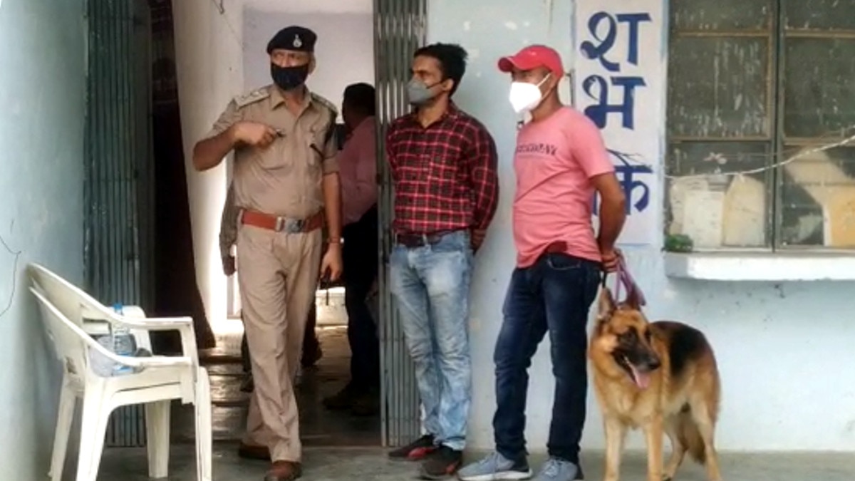 पुल‍िस चौकी से चोरी हो गईं बंदूकें और कारतूस
