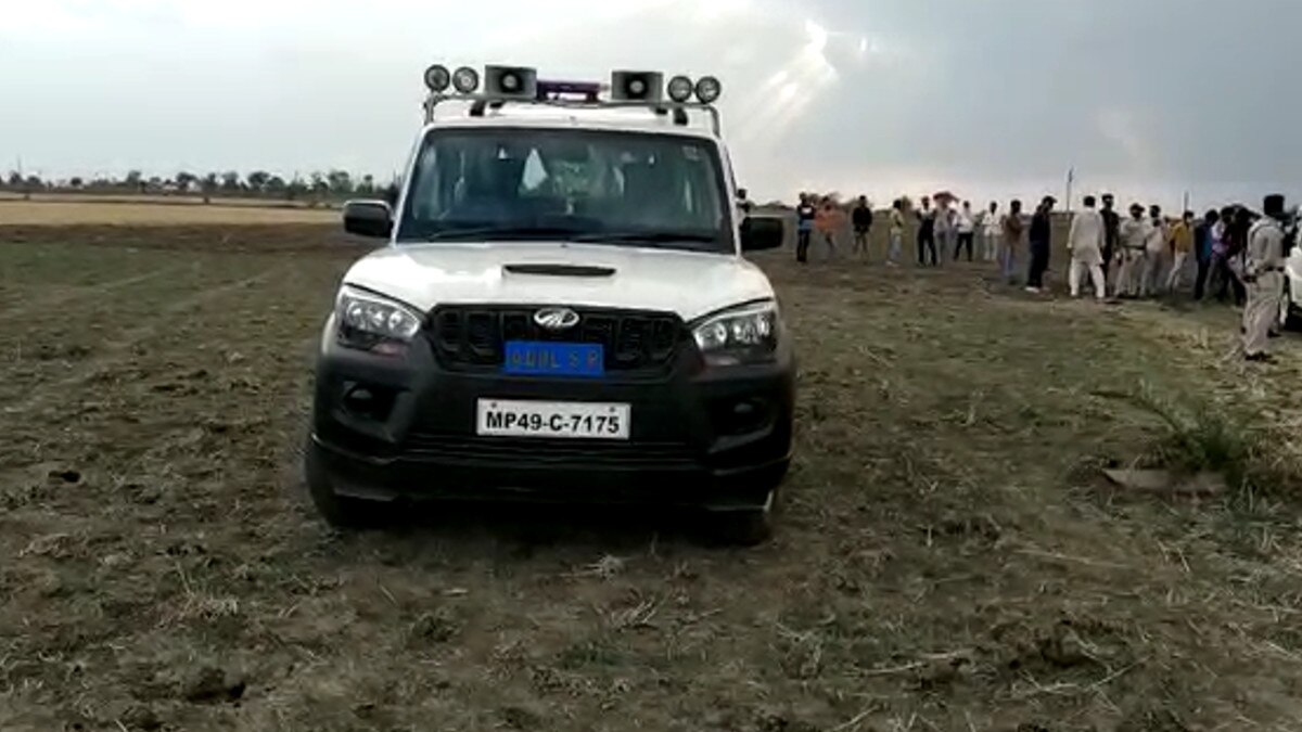 खेत में म‍िला युवक का शव.