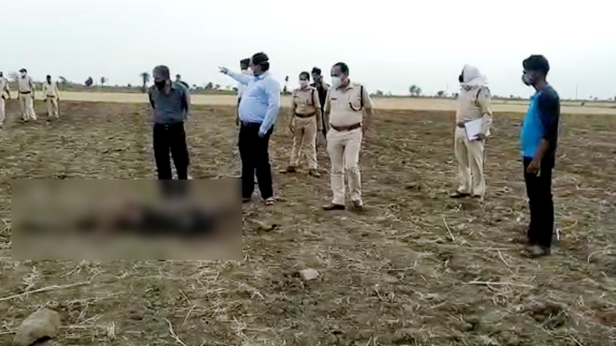 खेत में म‍िला युवक का शव.