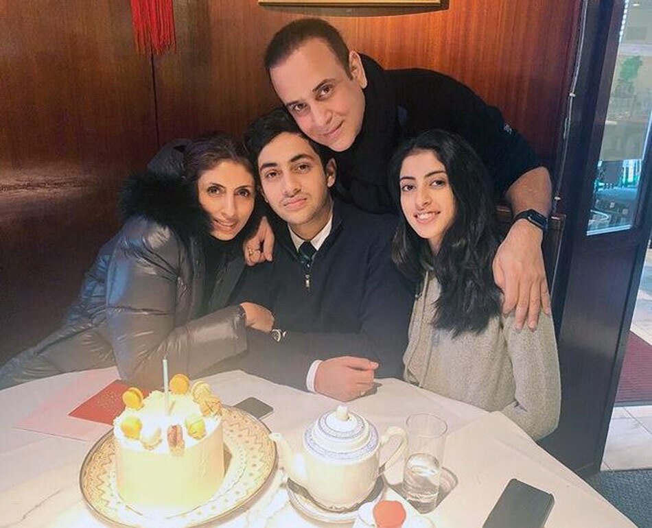 फैमिली संग नव्या