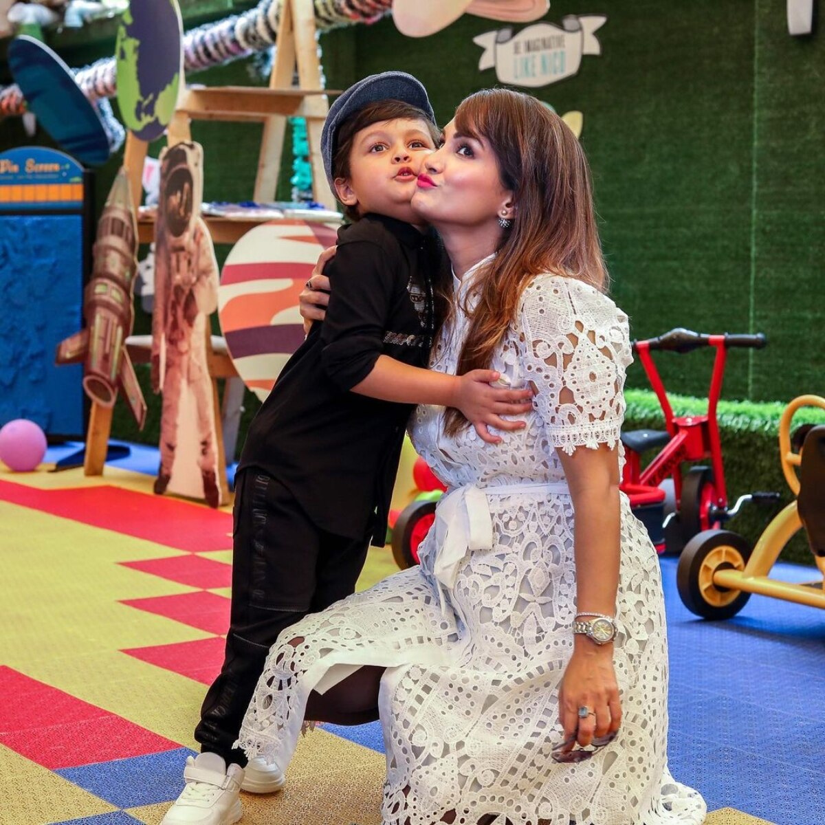 बेटे काविश संग निशा रावल