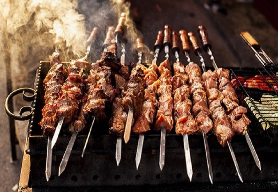 बरसात में बीमार करेंगी खाने की ये 8 चीजें