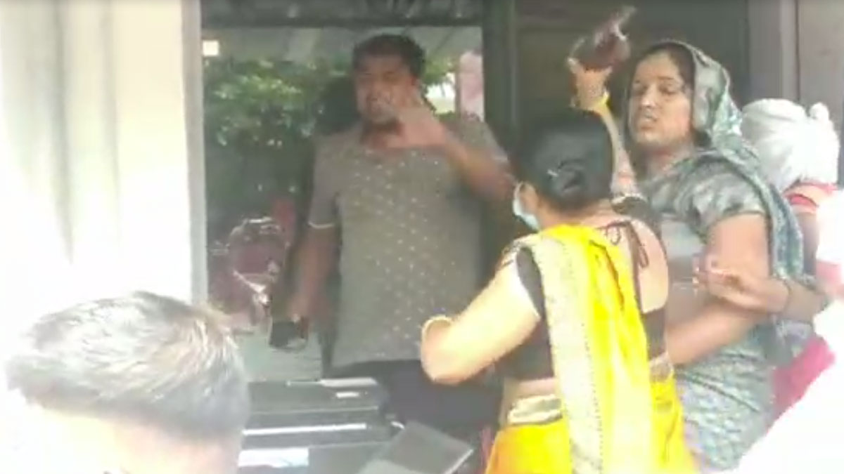 पत्नी ने की पति की चप्पलों से पिटाई 