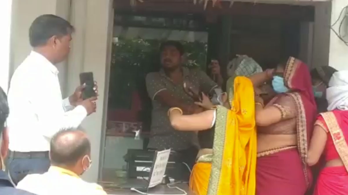  पत्नी ने की पति की चप्पलों से पिटाई 