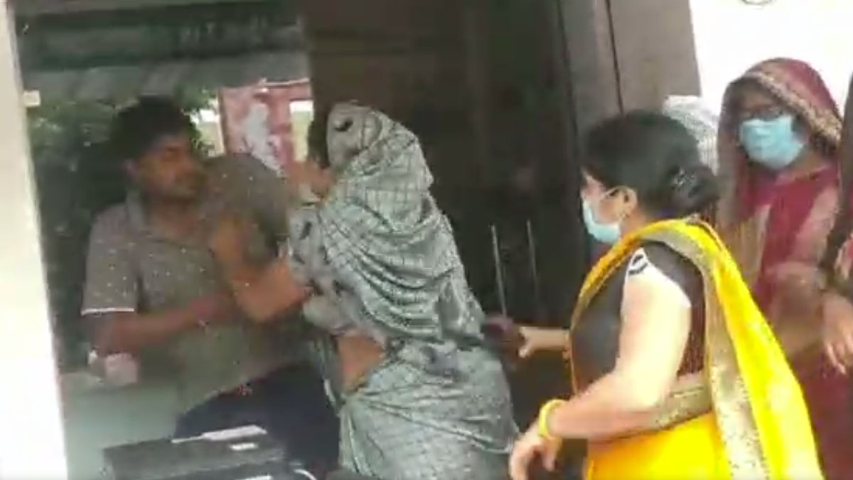 पत्नी ने की पति की चप्पलों से पिटाई 