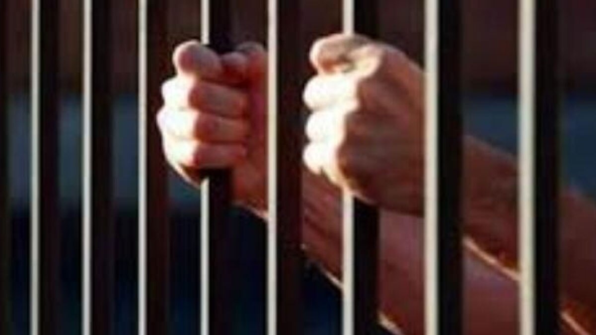 पुलिस थाने में बंद बिल्डर को मिल रहा था वीवीआईपी ट्रीटमेंट