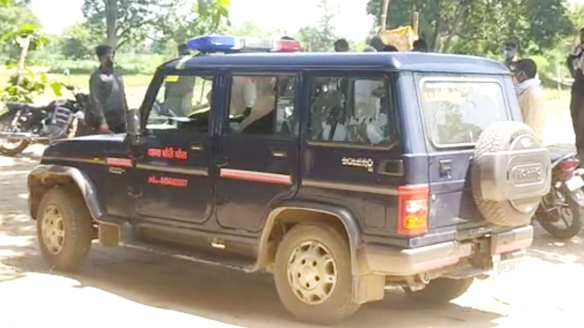 शादी के लिए युवक के घर युवती बैंड बाजा बरात लेकर पहुंची