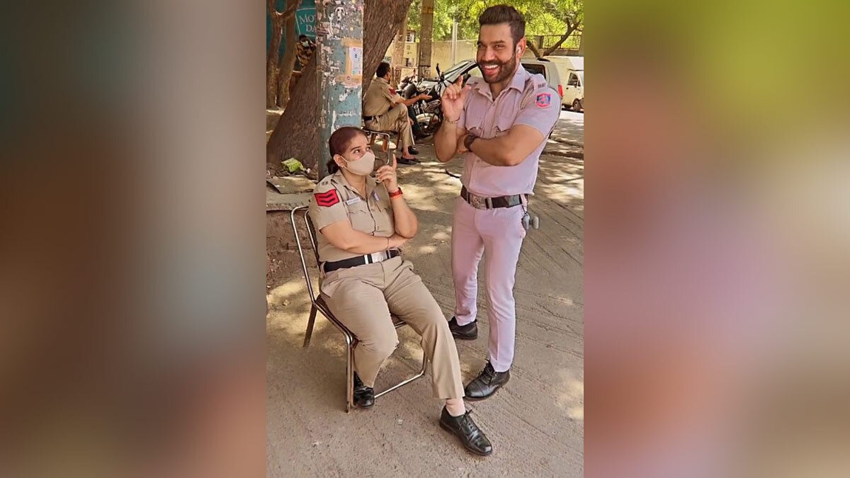 2 पुलिसकर्मियों के डांस-गाने का वीडियो वायरल