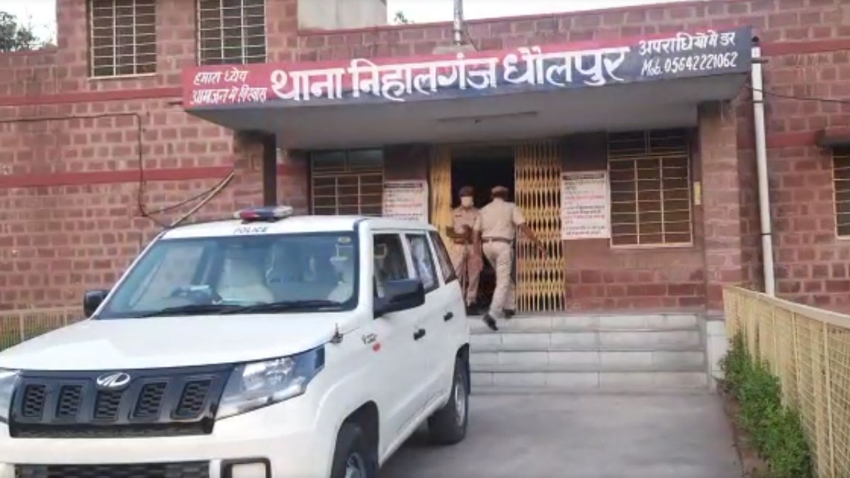 बीच सड़क हुई मारपीट का वीडियो वायरल 