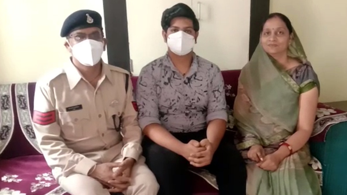 head constable Balram Patidar never absent