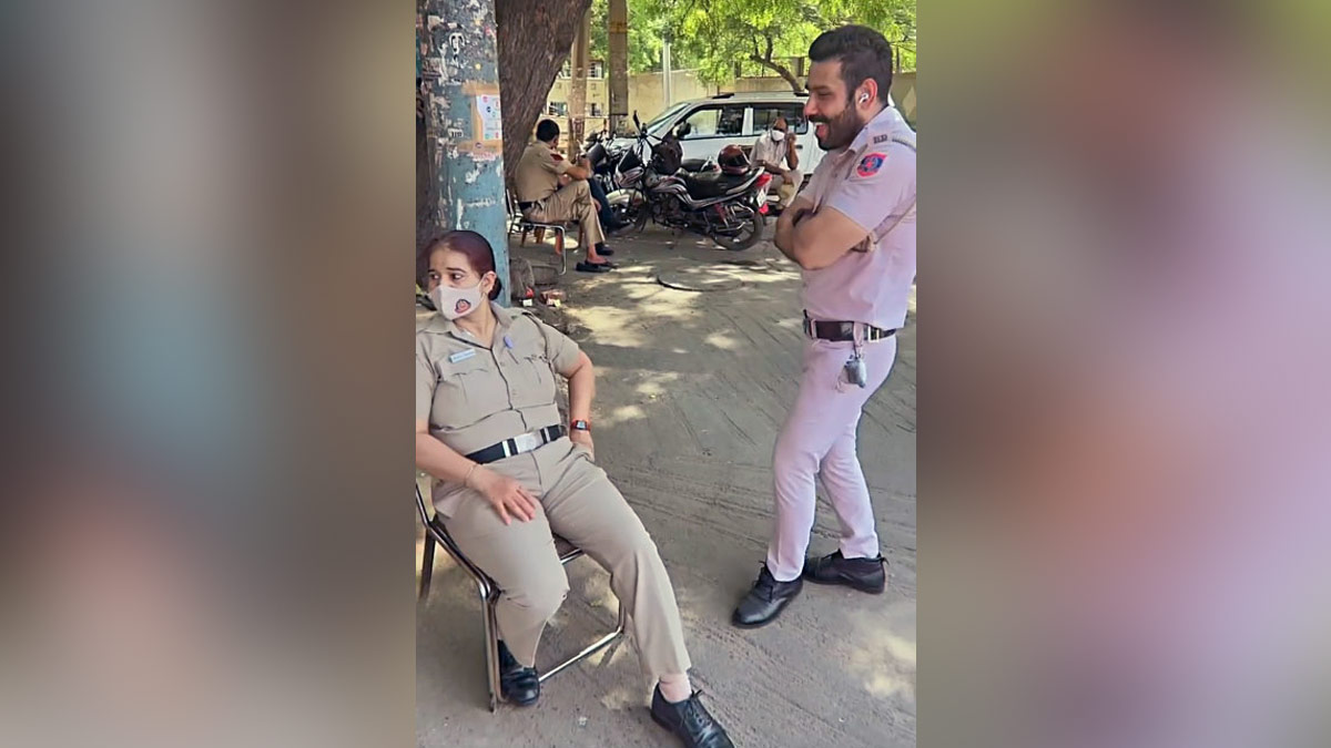 2 पुलिसकर्मियों के डांस-गाने का वीडियो वायरल