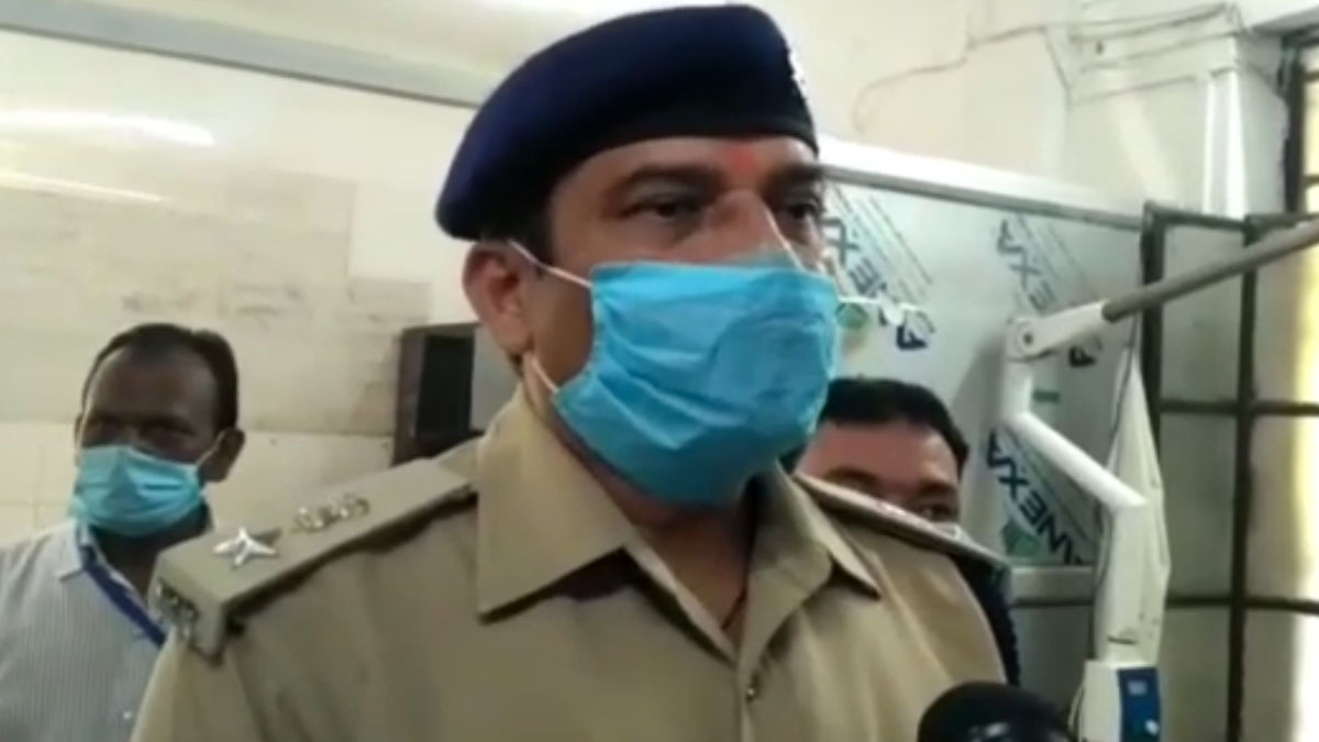 गड्ढे में गिरी कार एक परिवार के छह लोगों की मौत