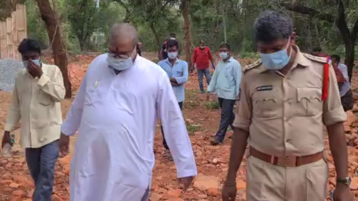 लाश को सूटकेस में डाला और लगा दी आग