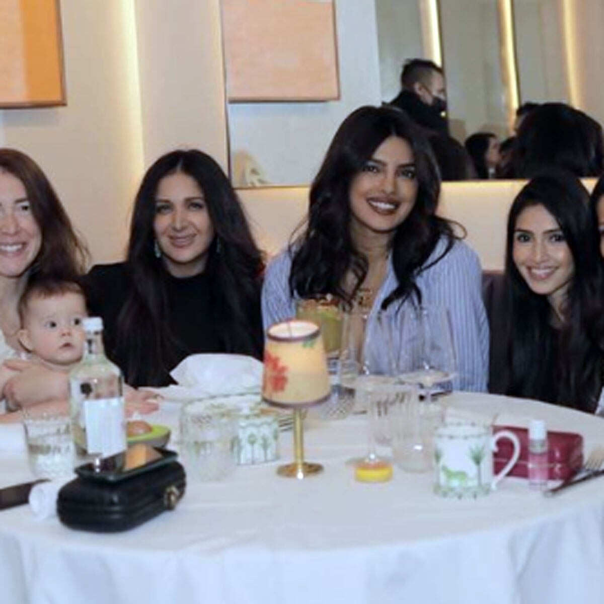 प्र‍ियंका चोपड़ा जोनस दोस्तों के साथ  