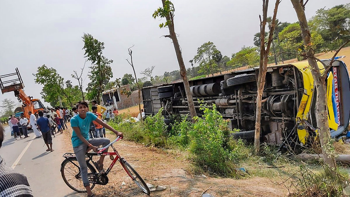 ट्रक पलटा और गांव वालों ने लूट लिया लाखों का सामान 