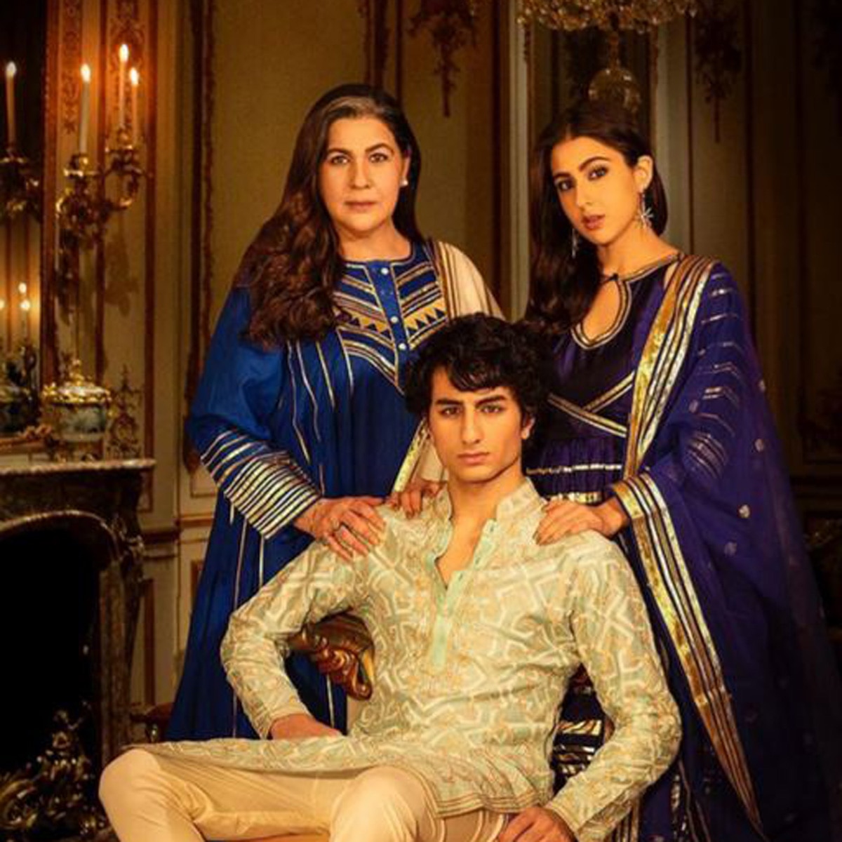 भाई इब्राहिम और मां अमृता संग सारा अली खान