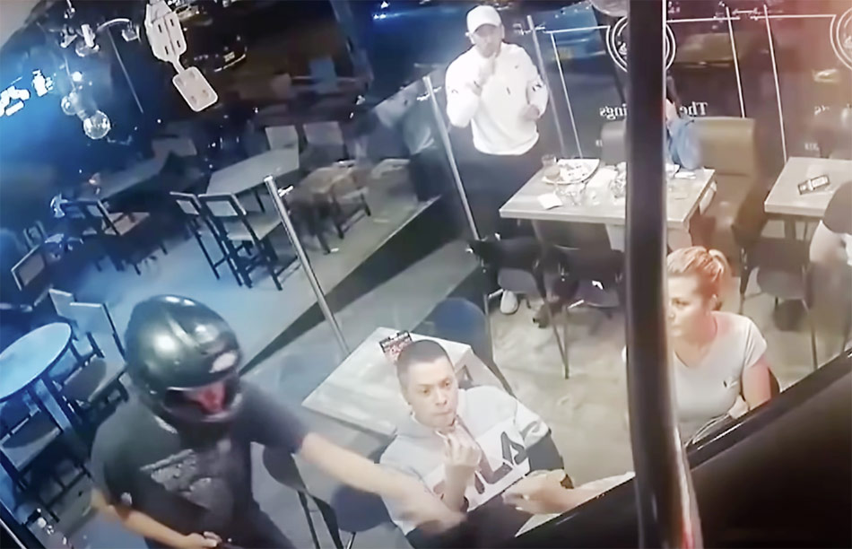 man calm while robbery