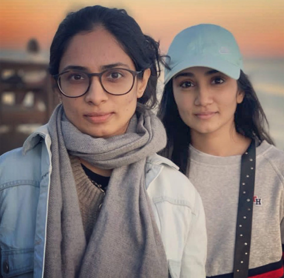 मंजरी माक‍िजानी बहन के साथ 