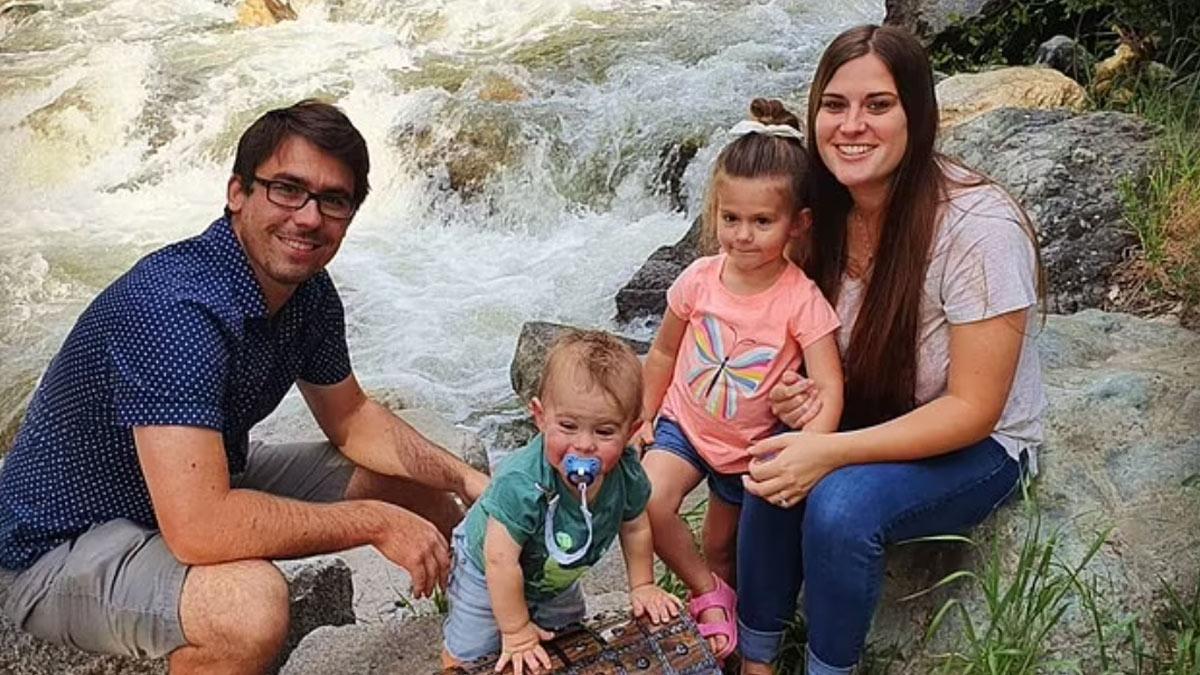 बक्से में कैश भरकर जमीन में गाड़े, सोशल मीडिया पर 'डिटेल' भी शेयर की