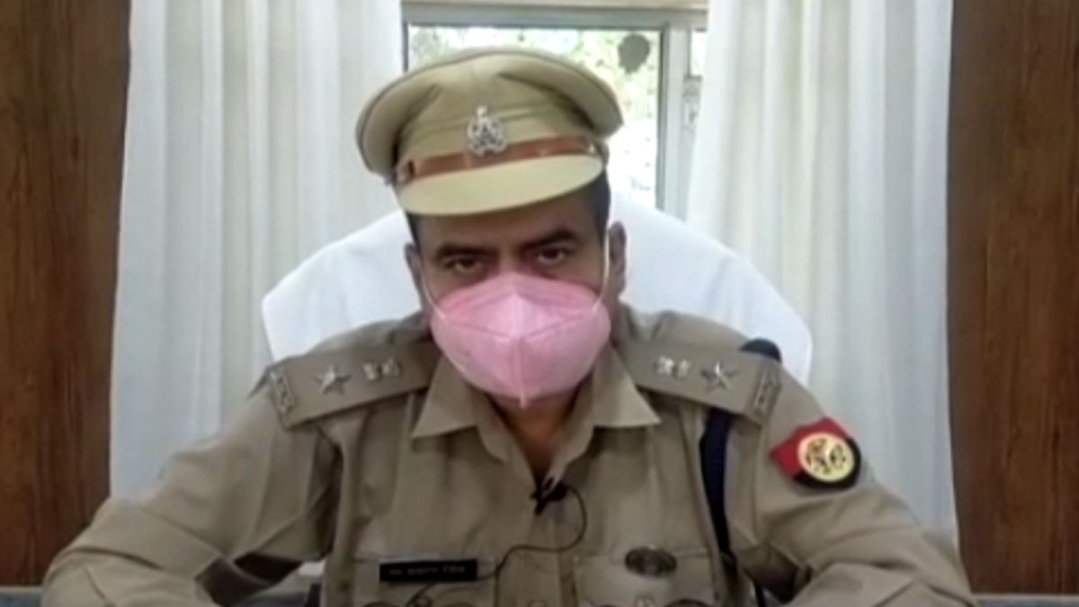 पति को बचाने के लिए पुलिस से भिड़ी महिला