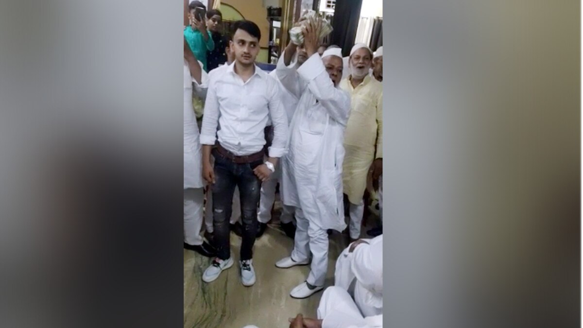 शादी समारोह में चीख-चीख कर बता रहे क‍ि कितना द‍िया दहेज