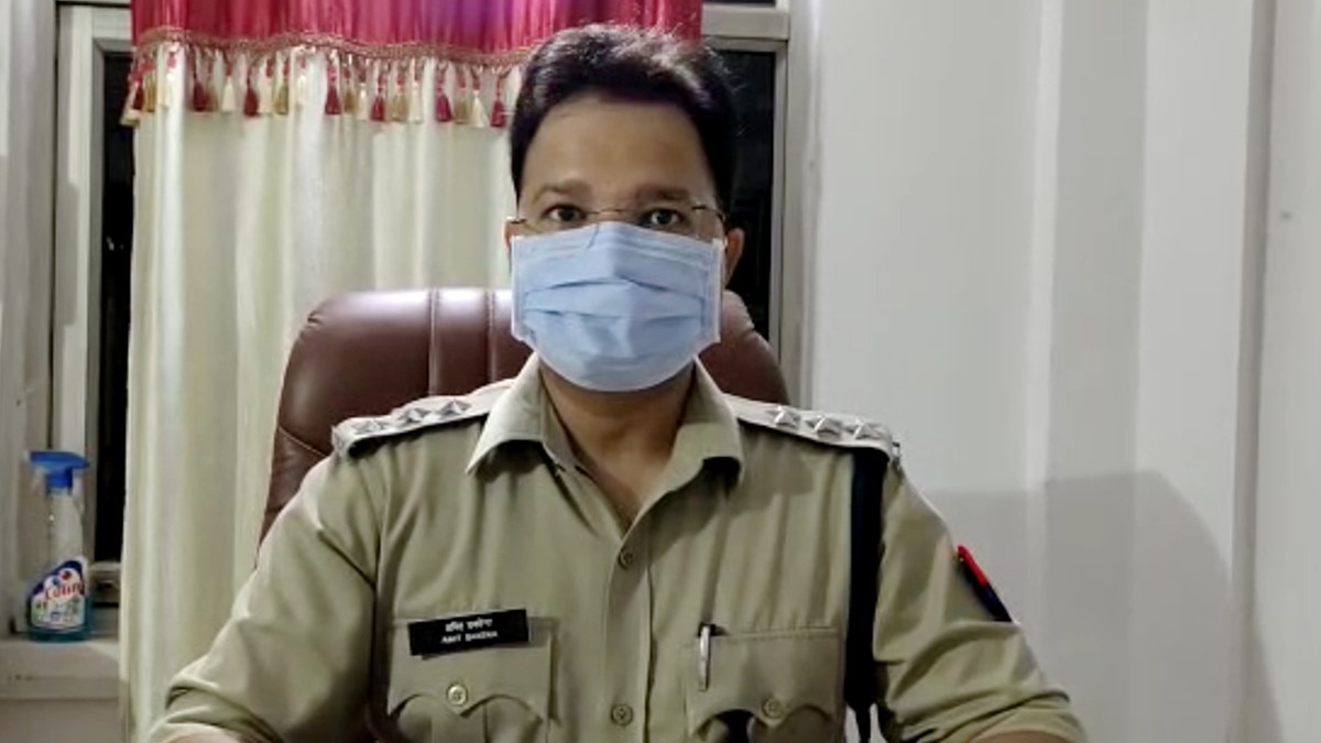 शादी समारोह में चीख-चीख कर बता रहे क‍ि कितना द‍िया दहेज