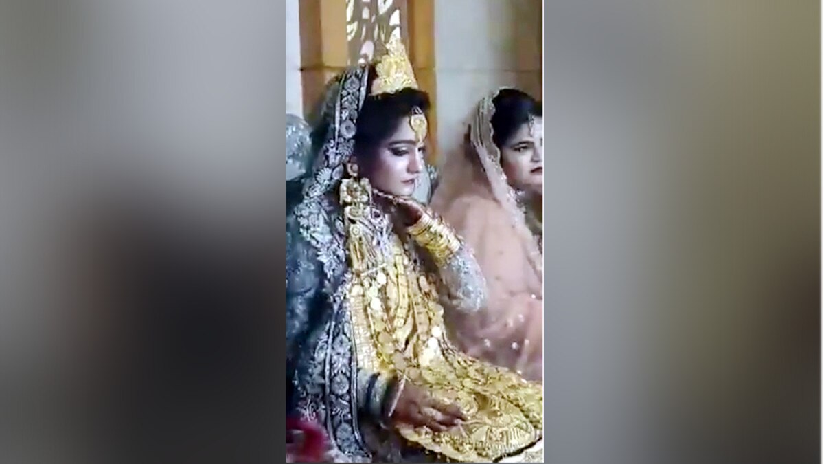 शादी समारोह में चीख-चीख कर बता रहे क‍ि कितना द‍िया दहेज