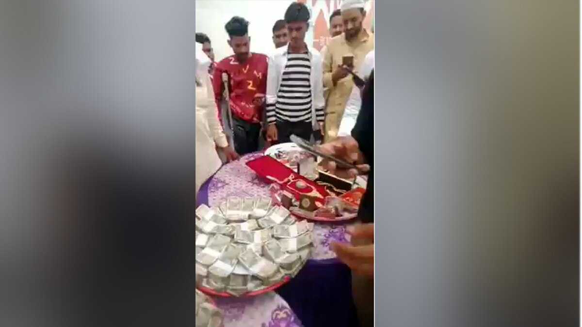 शादी समारोह में चीख-चीख कर बता रहे क‍ि कितना द‍िया दहेज