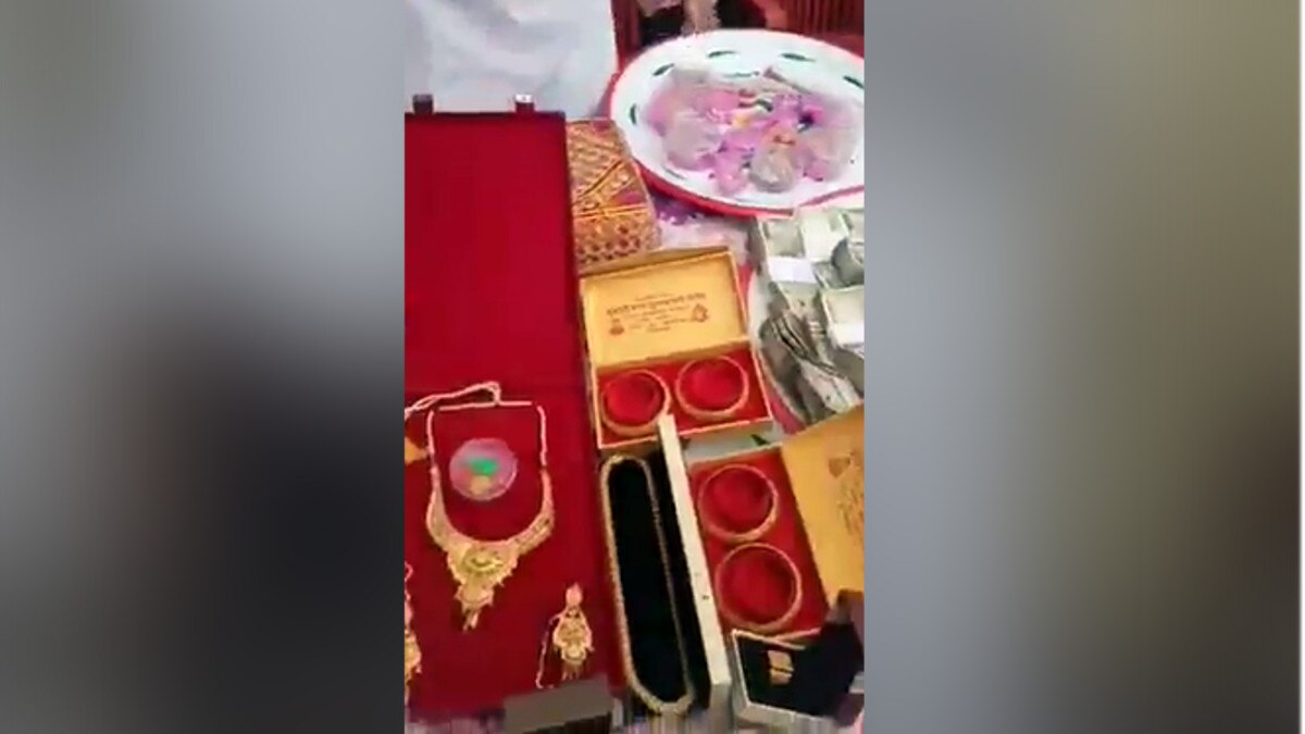 शादी समारोह में चीख-चीख कर बता रहे क‍ि कितना द‍िया दहेज
