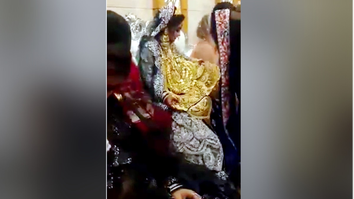शादी समारोह में चीख-चीख कर बता रहे क‍ि कितना द‍िया दहेज