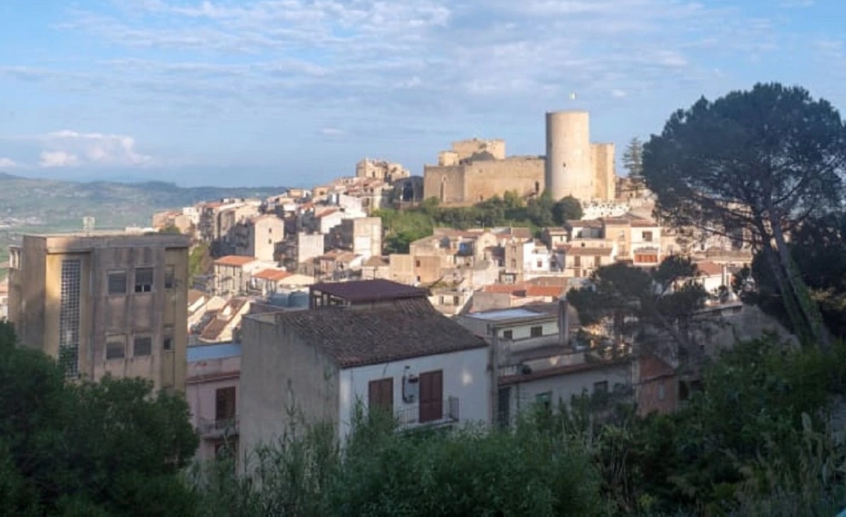 सिर्फ 12 रुपये में बिक रहे घर