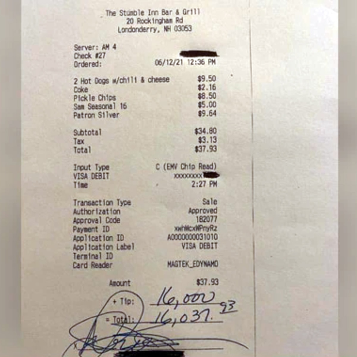 Customer given 11 lakh rupees tip