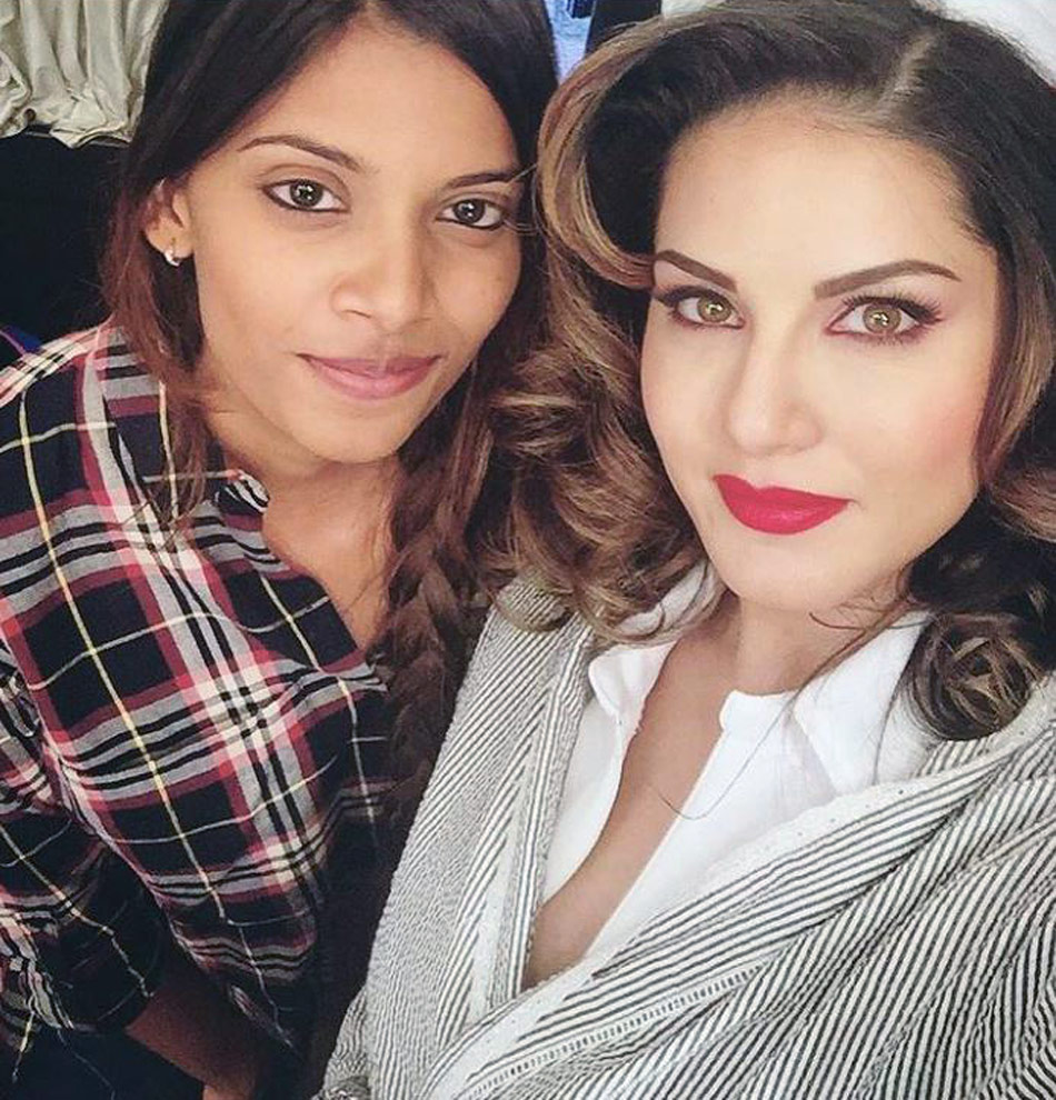 भाभी संग सनी लियोनी  