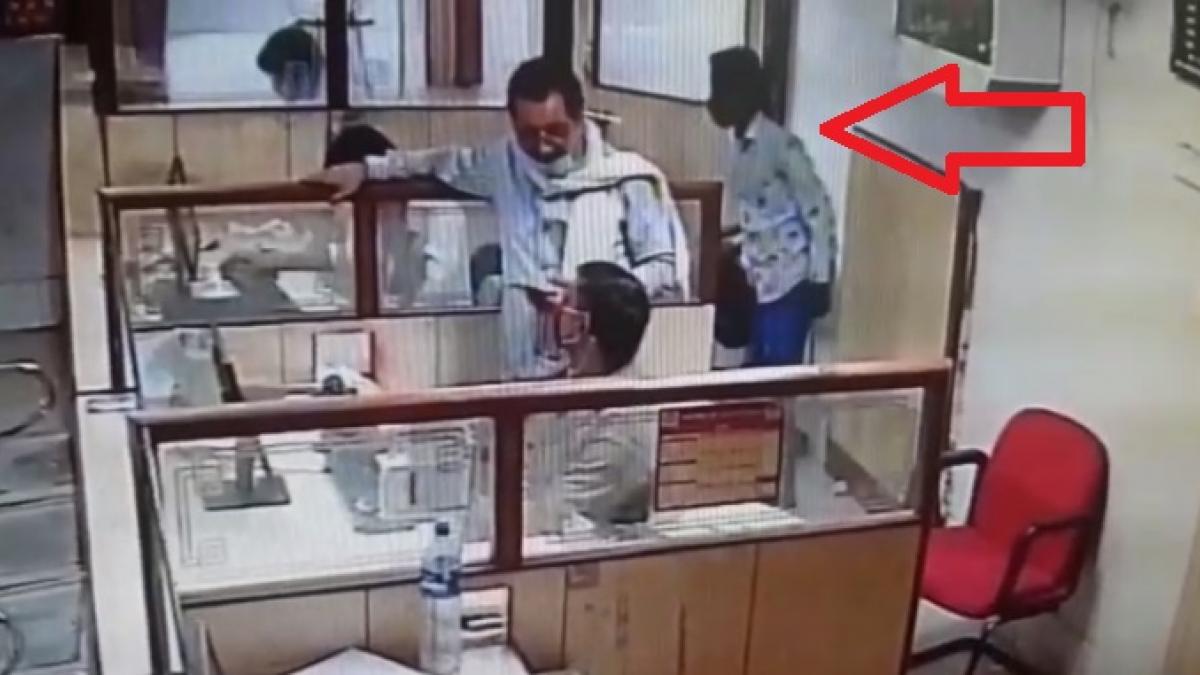 Rajasthan: नजर हटते ही बैंक कैशियर के केबिन से चोरी हुए रुपये, नाबालिग ने ऐसे किया हाथ साफ