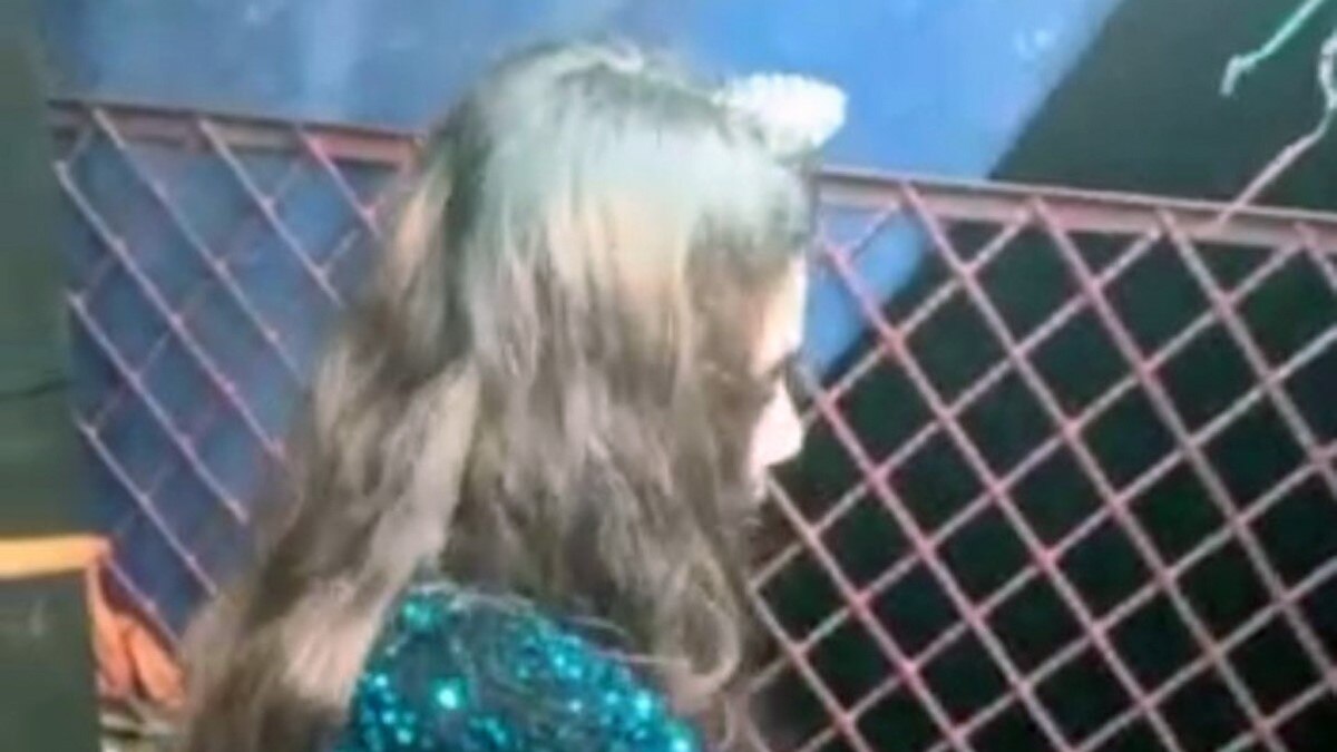 पिंजरे के अंदर बंद कर बार बालाओं से डांस कराया 