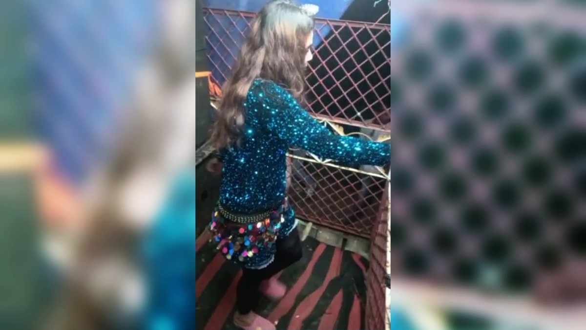 पिंजरे के अंदर बंद कर बार बालाओं से डांस कराया 