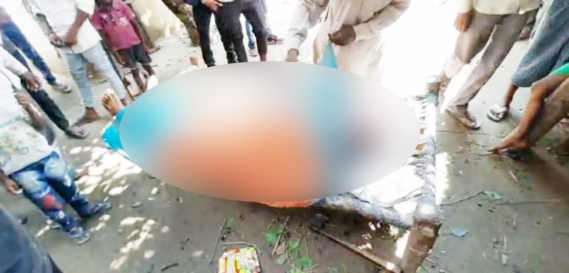 युवक ने सगे नाना की कुल्हाड़ी से काट कर हत्या कर दी  