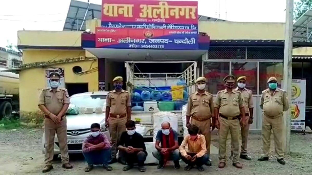 घर में बन रही थी अवैध शराब पुलिस ने किया भंडाफोड़
