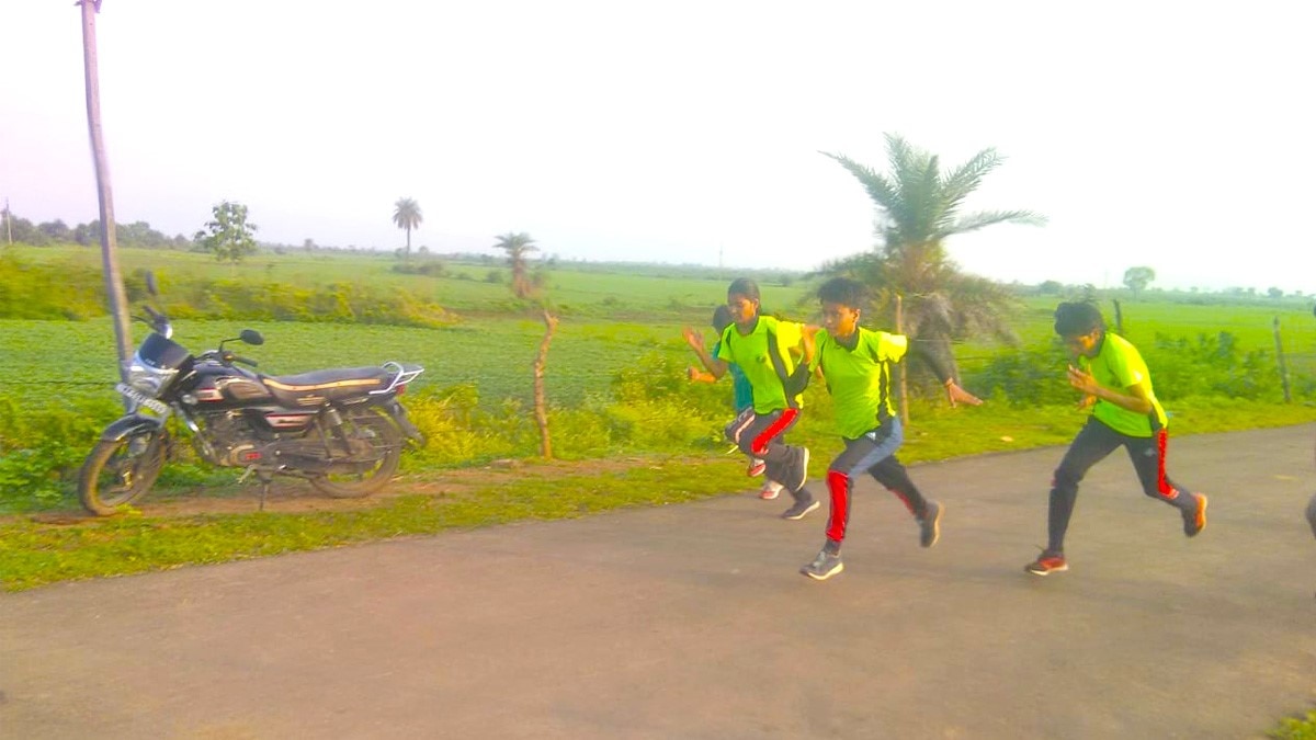 बेटियों के प्रैक्टिस के लिए खेत में बना दिया ट्रैक