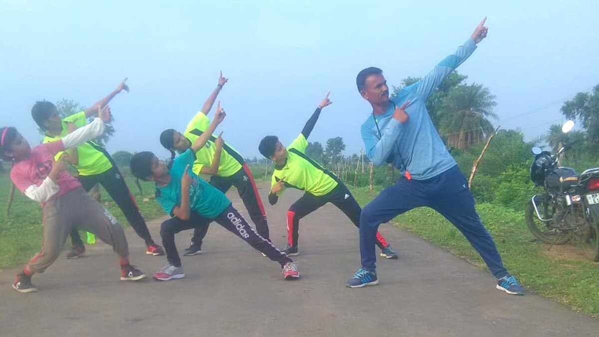 बेटियों के प्रैक्टिस के लिए खेत में बना दिया ट्रैक