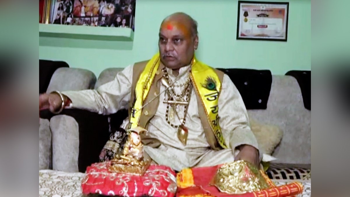 शख्स ने खरीदा 5 लाख रुपये के सोने का मास्क 