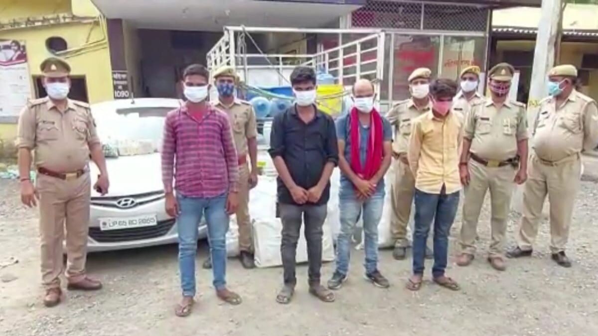 घर में बन रही थी अवैध शराब पुलिस ने किया भंडाफोड़