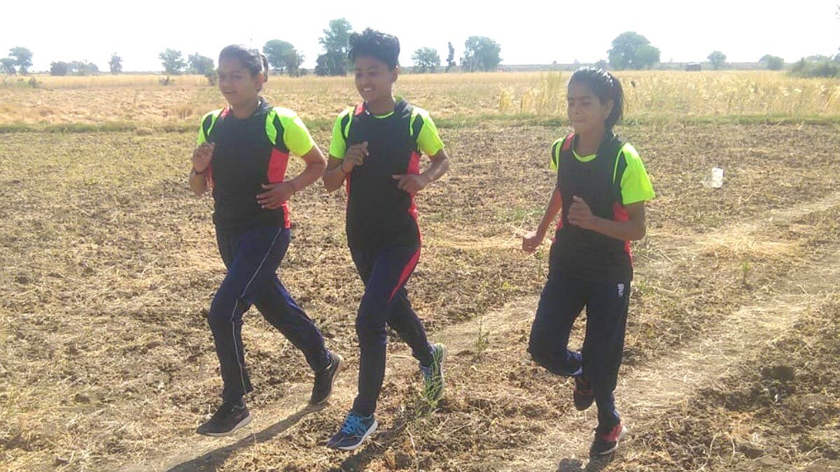 बेटियों के प्रैक्टिस के लिए खेत में बना दिया ट्रैक