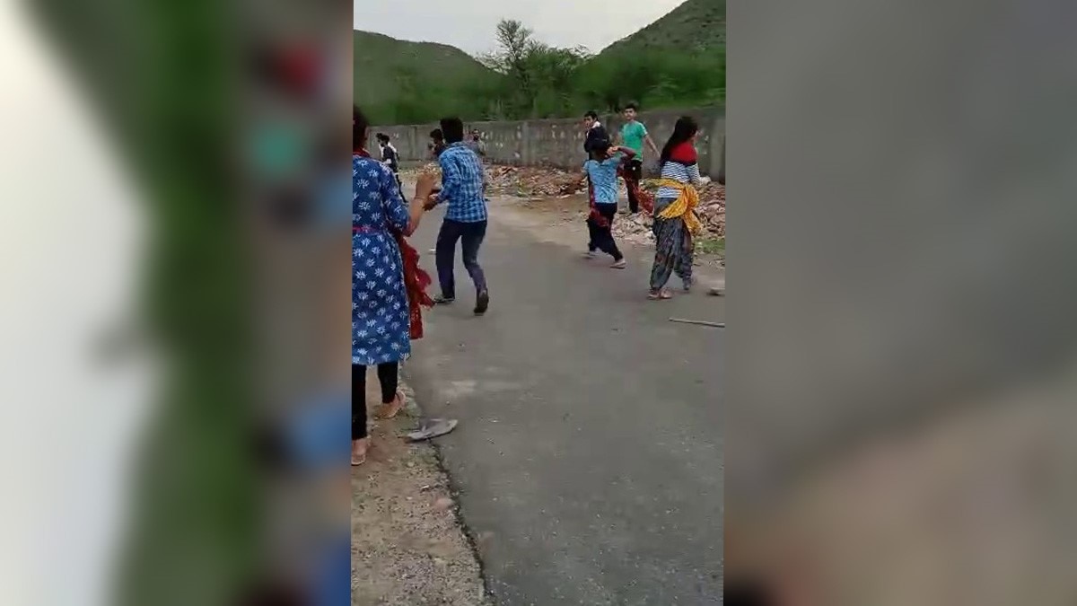 छेड़छाड़ करने पर लड़कियों ने की मनचलों की पिटाई 