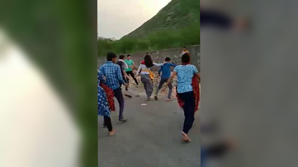 छेड़छाड़ करने पर लड़कियों ने की मनचलों की पिटाई 