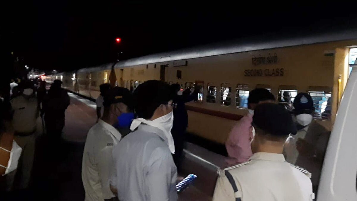 चलती ट्रेन में लड़की का गला रेतकर हत्या 