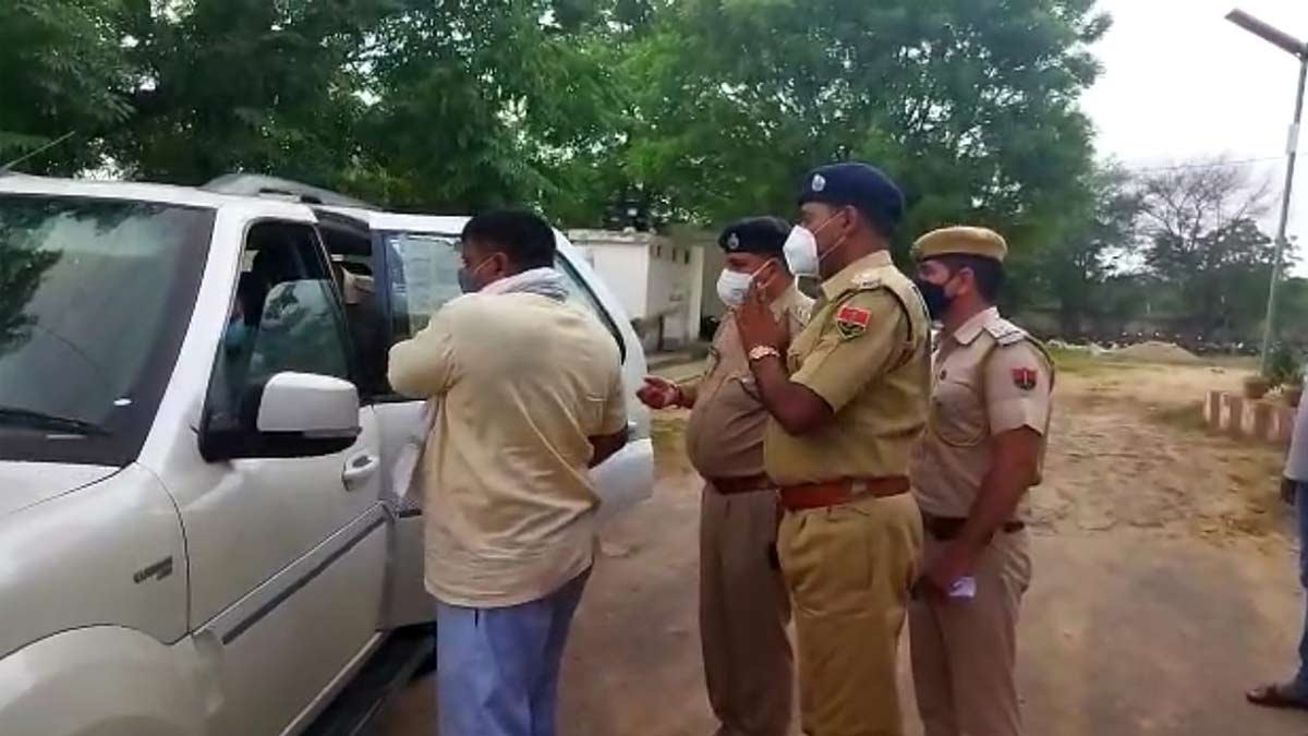 पुलिस थाने में बंद बिल्डर को मिल रहा था वीवीआईपी ट्रीटमेंट 