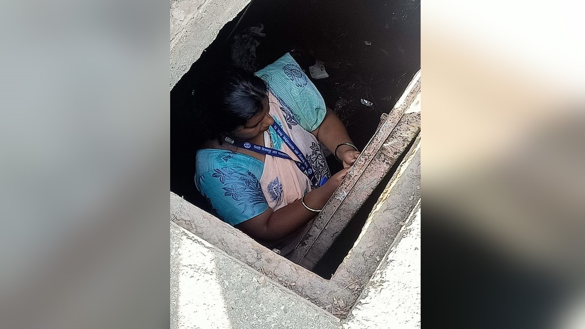 सफाई के काम का निरीक्षण करने मैनहोल में उतरी महिला ऑफिसर 