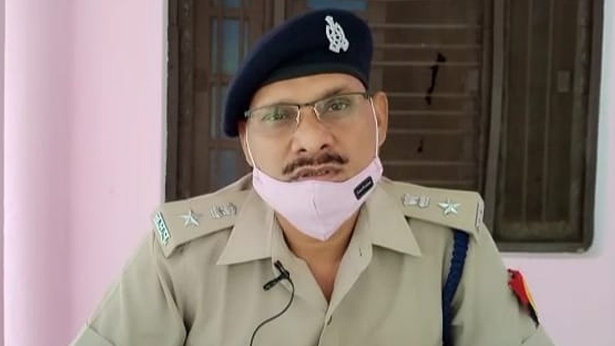 घर में बन रही थी अवैध शराब पुलिस ने किया भंडाफोड़