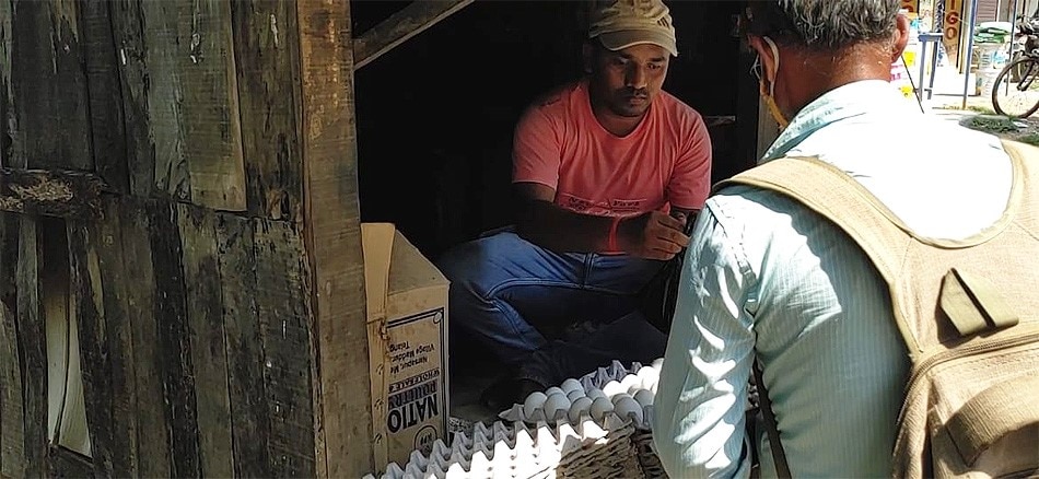 अंडे बेच रहे बीरेंद्र बनेंगे अफसर (aajtak.in)